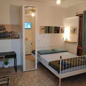  Homestay Trastevere Station Italy